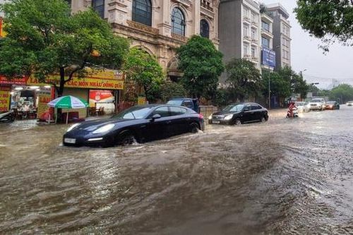 Hà Nội: Nhiều phương tiện giao thông 'bơi' trong nước sau trận mưa lớn