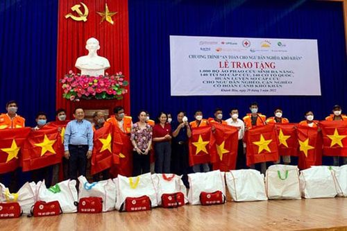 Tặng 1.000 bộ áo phao cứu sinh đa năng cho ngư dân tỉnh Khánh Hòa