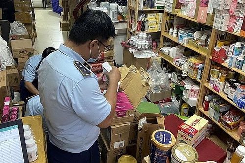 TP. Hồ Chí Minh: Kiểm tra đột xuất tạm giữ hàng trăm nghìn sản phẩm nghi nhập lậu