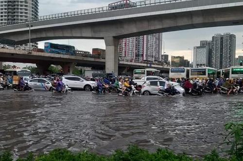 Mưa lớn gây ngập nhiều tuyến phố tại Hà Nội