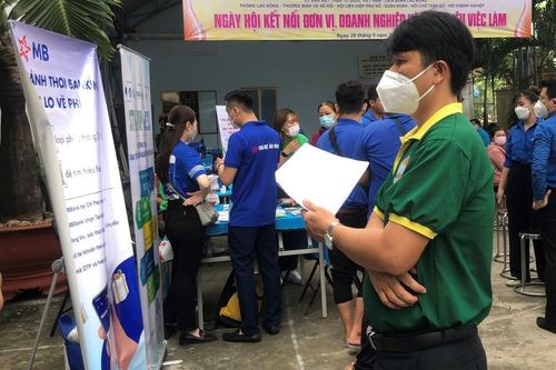 Chào lương 'khủng' để chiêu mộ lao động