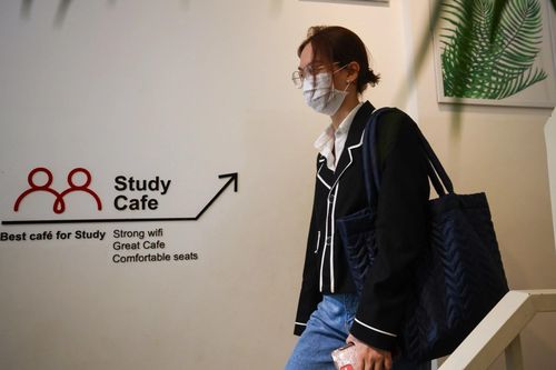 Sinh viên ở TP.HCM làm thêm 8-9 tiếng/ngày để đủ tiền sinh hoạt