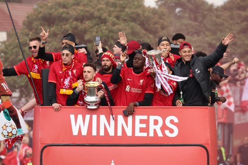 Cảm xúc lẫn lộn trong lễ rước cúp của Liverpool