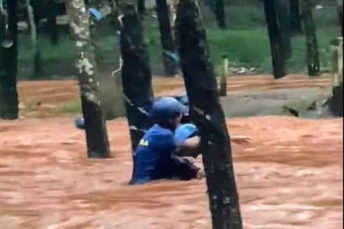 2 người đàn ông mắc kẹt giữa dòng nước xiết