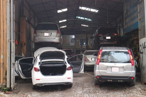 Xếp hàng vệ sinh ôtô sau trận mưa kỷ lục tại Hà Nội
