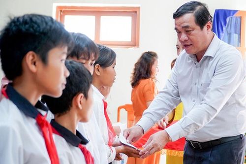 Thăm, tặng quà học sinh có hoàn cảnh khó khăn ở miền núi Quảng Nam