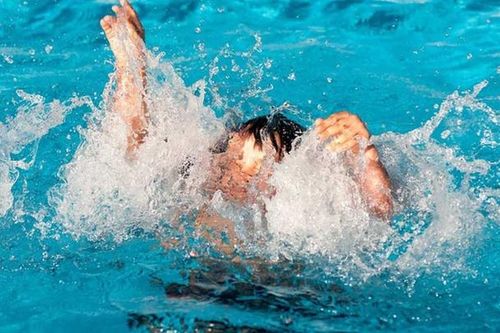 Anh trai bị hoại tử chân vì cứu em đuối nước