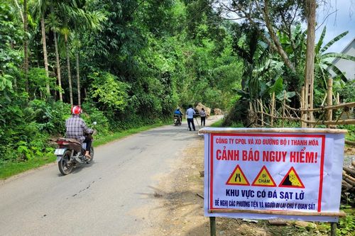 Thanh Hóa: Đá núi sạt trượt xuống tỉnh lộ đe dọa tính mạng người dân