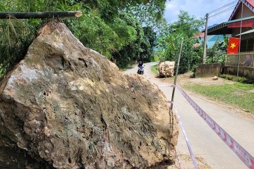 Nhiều tảng đá lăn xuống đường sau mưa dông