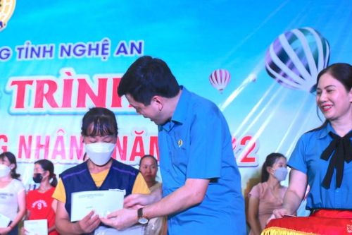 Liên đoàn Lao động tỉnh trao quà cho hơn 250 công nhân, lao động ở trọ