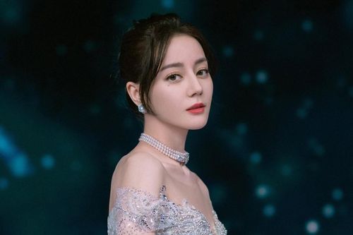 Địch Lệ Nhiệt Ba thừa nhận có con với 'người ta' từ 8 năm trước, đối phương là ai?