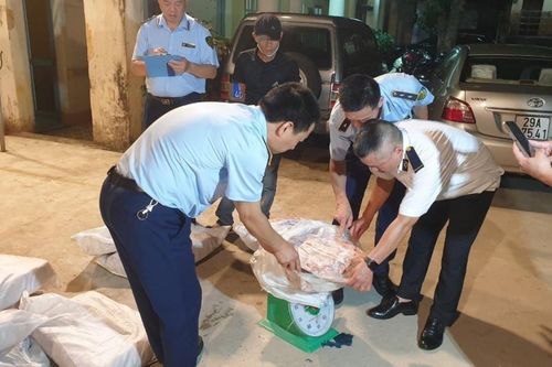 Quản lý thị trường Lạng Sơn ngăn chặn 1 tấn nầm lợn đang biến đổi chất