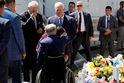Tổng thống Biden rơi nước mắt khi tới thăm trường tiểu học bị xả súng