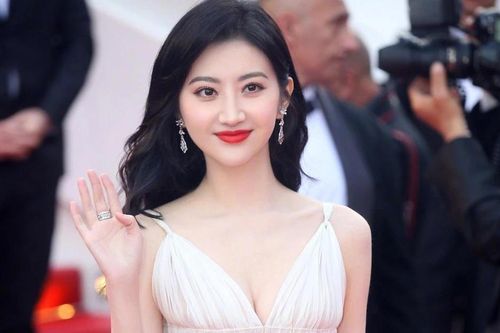 Quảng cáo dễ dãi khiến Cảnh Điềm và nghệ sĩ Trung Quốc trả giá