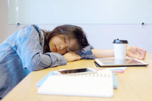 Chi tiền mua nến thơm, học vẽ, thiền để chữa mất ngủ