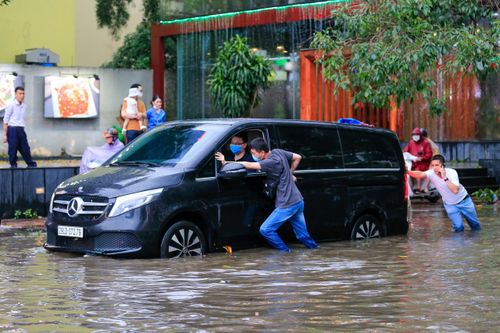 Hà Nội ngớt mưa, nhu cầu cứu hộ ôtô vẫn cao đột biến