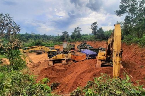 Quảng Nam: Xin doanh nghiệp giúp cải tạo đồi rồi ồ ạt múc đất bán