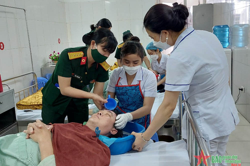 Tận tâm chăm sóc người bệnh