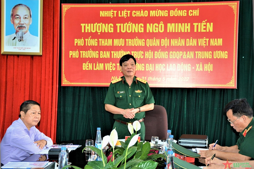 Thượng tướng Ngô Minh Tiến làm việc tại Trường Đại học Lao động - Xã hội về công tác giáo dục quốc phòng và an ninh