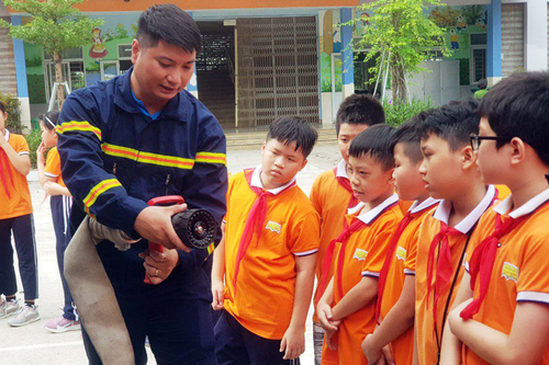 Trang bị kỹ năng phòng chống cháy nổ, đuối nước cho học sinh