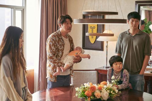 Vừa thắng giải tại LHP Cannes, 'Người môi giới' của điện ảnh Hàn ra mắt khán giả Việt
