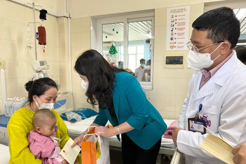 Phó Chủ tịch nước thăm hỏi, tặng quà cho bệnh nhi ung thư