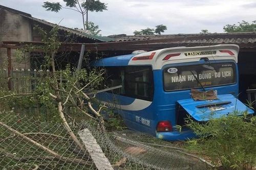 Ô tô khách lao vào nhà dân, 28 người thoát nạn