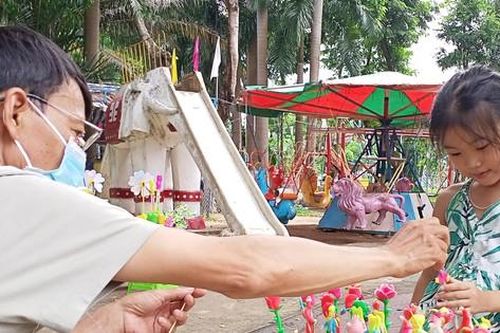 Người Xuân La nặn tò he cho trẻ Đà Nẵng