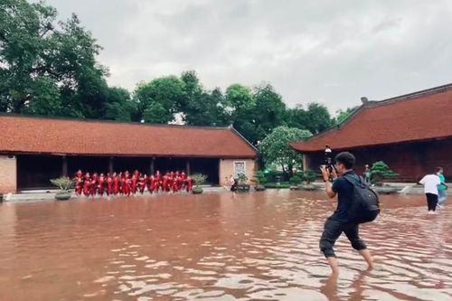 Bộ ảnh kỷ yếu đáng nhớ chụp trong trận mưa kỷ lục ở Hà Nội