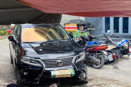 Ô tô Lexus tông loạt xe máy, đâm vào quán cơm ở TP.HCM