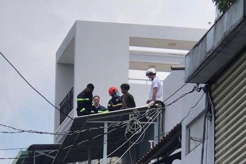 Công an giải cứu thanh niên nghi ngáo đá, trèo lên mái nhà giữa trưa