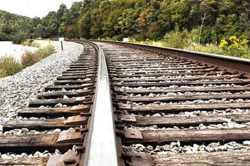 Đi bộ trên đường ray, thiếu nữ bị tàu hỏa đâm văng
