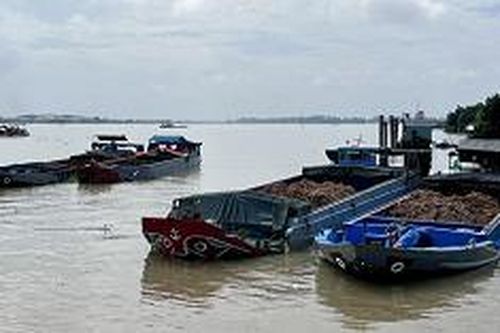 An Giang: Bắt nhiều sà lan, ghe sắt vận chuyển đất trái phép số lượng lớn