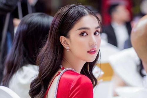 Ngọc Trinh thưởng 300 triệu đồng cho ĐT bóng đá nữ Việt Nam