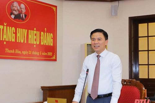 Ban Thường vụ Tỉnh ủy trao Huy hiệu 55 năm tuổi Đảng cho đồng chí Nguyễn Đức Kiền