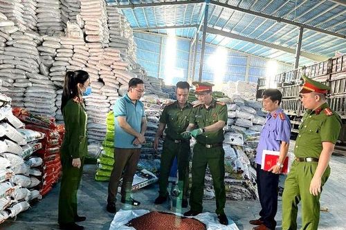Công an thành phố Thanh Hóa thu giữ hơn 13 tấn phân bón giả