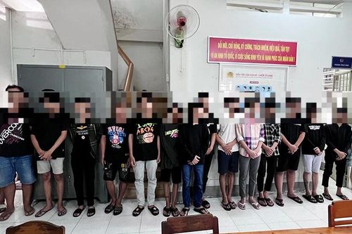 Hai băng nhóm thanh thiếu niên mang vũ khí 'dàn trận' chỉ vì... nẹt pô xe