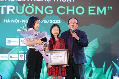 Hà Nội: Tween lớp 4 trường Tiểu học Quỳnh Lôi được trao giải thưởng Dế Mèn 2022
