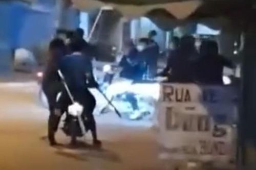 Hơn chục người cầm hung khí đuổi theo 2 thanh niên