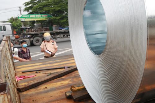 CSGT TP.HCM xử phạt 2 tài xế chở cuộn tôn không chằng buộc