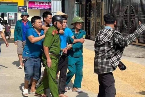 Triệu Quân Sự bị bắt giữ khi đang đi lang thang gần chợ
