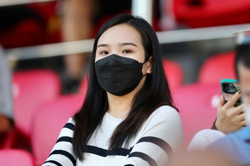 Vợ Công Phượng, bạn gái Văn Lâm đến cổ vũ tuyển Việt Nam