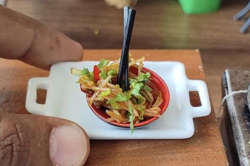 Đầu bếp chế biến các món ăn siêu nhỏ