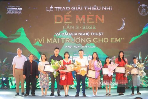 Trao Giải Thiếu nhi Dế Mèn và đấu giá nghệ thuật 'Vì mái trường cho em'
