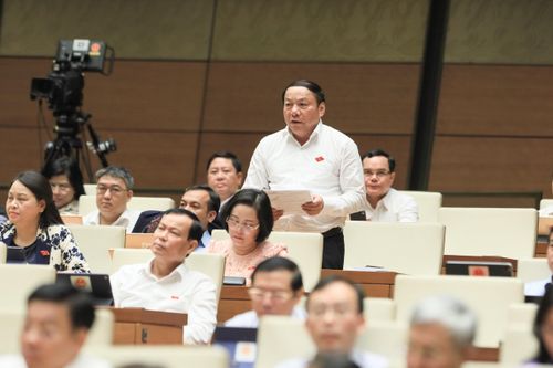 Tại Hội trường Quốc hội, Bộ trưởng Nguyễn Văn Hùng làm rõ thêm về nội dung phát triển du lịch và bảo tồn, phát huy giá trị di sản văn hóa