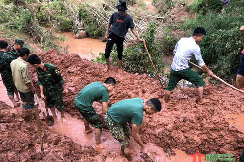 Đồng lòng giúp dân vượt khó