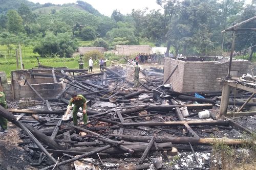 Hà Giang: Kinh hoàng cháu dùng dao truy sát chú thím, đốt nhà rồi tự sát