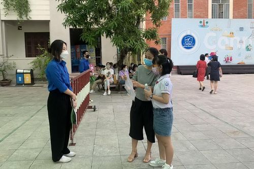Sáng nay (1/6) học sinh dự thi vào lớp 6 trường có tỉ lệ 'chọi' cao nhất Hà Nội