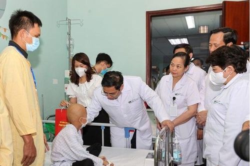 Thủ tướng thăm, tặng quà các bệnh nhi nhân ngày 1/6