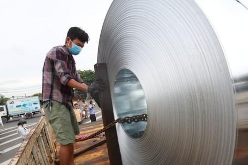 Tài xế chở cuộn tôn 'lý sự' với CSGT: 'Giao hàng 1 km, chạy chậm nên không cần chằng buộc...'